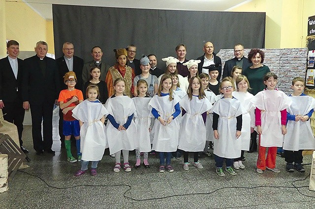 ◄	Duchowni zielonogórskich Kościołów chrześcijańskich z uczniami szkoły „Salomon”.