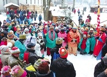 Głuszyca. Tu Trzem Mędrcom trudno było wybrać inną drogę niż tę wiodącą do „Żywego Betlejem” – największej żywej szopki w Polsce. Po złożeniu pokłonów i darów Betlejem było otwarte do późnego wieczora. W organizowanym po raz drugi orszaku udział wzięło kilkaset osób.