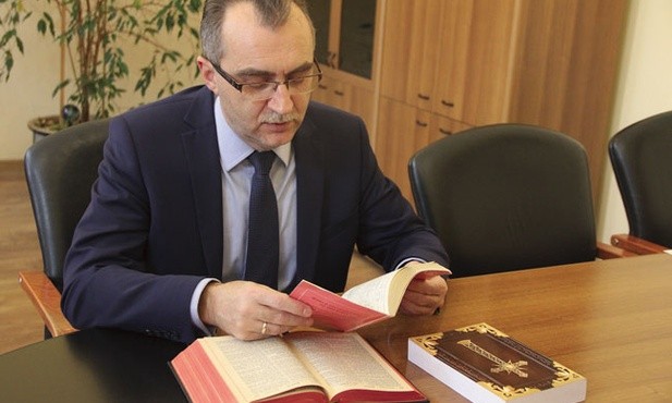 Burmistrz Radzionkowa przetłumaczył Nowy Testament na śląski