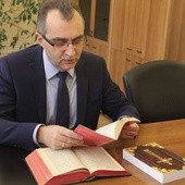 Burmistrz Radzionkowa przetłumaczył Nowy Testament na śląski