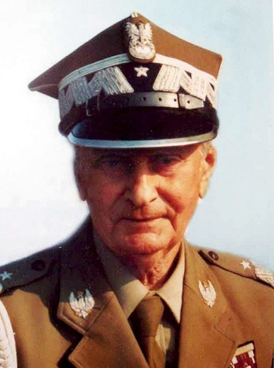 ▲	Gen. Bolesław Nieczuja--Ostrowski urodził się 29 września 1907 roku w Haliczu. Zmarł w Elblągu 13 lipca 2008 roku, w wieku 101 lat. Spoczywa na cmentarzu przy ul. Agrykola. 