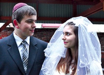Scena żydowskiego ślubu Aarona i Elizy.