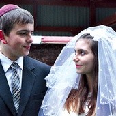 Scena żydowskiego ślubu Aarona i Elizy.