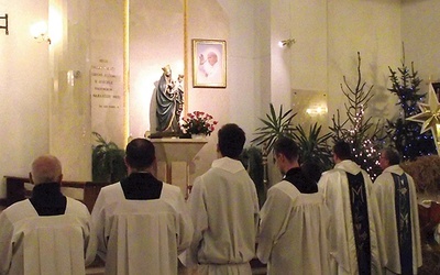 Figura, która dziś stoi w kościele na radomskim os. Kozia Góra, nawiedziła w roku 2000 wszystkie parafie diecezji radomskiej.