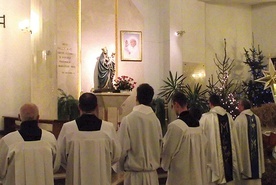 Figura, która dziś stoi w kościele na radomskim os. Kozia Góra, nawiedziła w roku 2000 wszystkie parafie diecezji radomskiej.