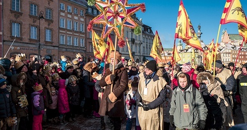 Mimo siarczystego mrozu warszawiacy tłumnie poszli  za gwiazdą betlejemską.