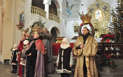 Do roli Trzech Mędrców zaproszono Piotra Kanzego, wójta gminy, ks. Jerzego Trinczka oraz Artura Gorażdżę, członka rady parafialnej.