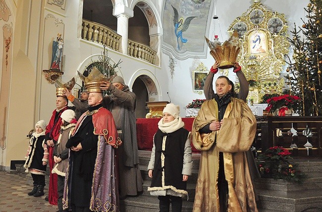 Do roli Trzech Mędrców zaproszono Piotra Kanzego, wójta gminy, ks. Jerzego Trinczka oraz Artura Gorażdżę, członka rady parafialnej.