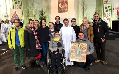 Część grupy z diecezji gliwickiej w Rydze z bratem Markiem i ks. Damianem Trojanem, trzymającym ikonę Miłosierdzia.