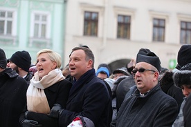 ▲	W cieszyńskim orszaku uczestniczyła para prezydencka.  Obok – ks. Jacek Gracz, proboszcz parafii św. Marii Magdaleny.