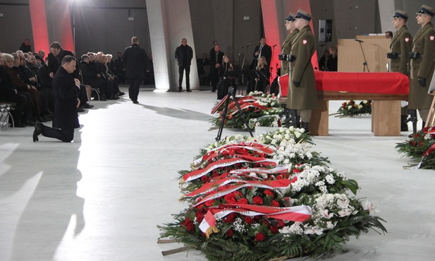 Przy trumnie modlił się m.in. prezydent Andrzej Duda.