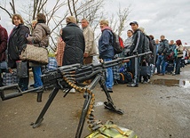 Piesze przejście w rejonie Stanicy Ługańskiej.  Aby dostać się  na Ukrainę, trzeba czekać w ogromnych kolejkach.