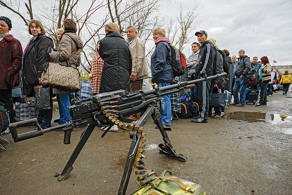 Piesze przejście w rejonie Stanicy Ługańskiej.  Aby dostać się  na Ukrainę, trzeba czekać w ogromnych kolejkach.