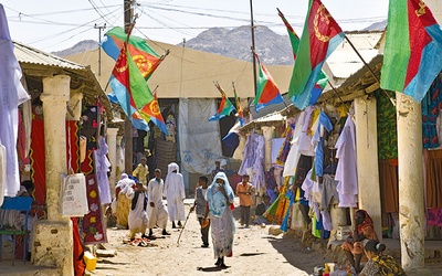 Erytrea jest jednym z najmłodszych, najbiedniejszych i najbardziej zacofanych państw świata. Obowiązuje ścisły system kontroli mieszkańców, który sprawia, że ludzie żyją tu w ogromnym strachu.