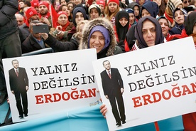 „Erdoğan – nie jesteś sam” – taki napis widnieje na transparentach zwolenników prezydenta Turcji.