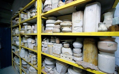 Oryginalne formy  do produkcji są prawdziwym skarbem Fabryki Porcelany.