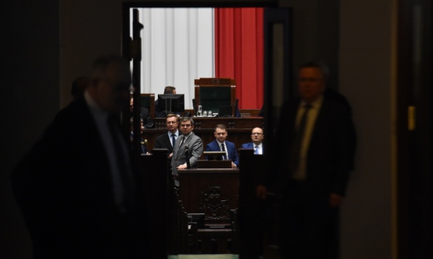 Blokada Sejmu: Czy posłowie PO łamią kodeks karny?