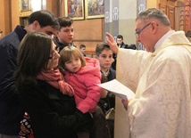Podczas diecezjalnego spotkania, każda rodzina otrzymuje specjalne błogosławieństwo indywodualne