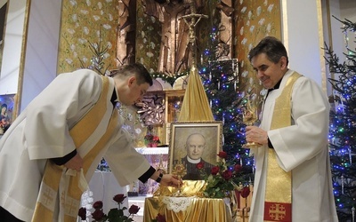 Księża: Jan Nowak (z prawej) i Piotr Maślanka z relikwiarzami bł. ks. Władysława Bukowińskiego w kościele na Złotych Łanach