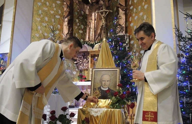 Księża: Jan Nowak (z prawej) i Piotr Maślanka z relikwiarzami bł. ks. Władysława Bukowińskiego w kościele na Złotych Łanach