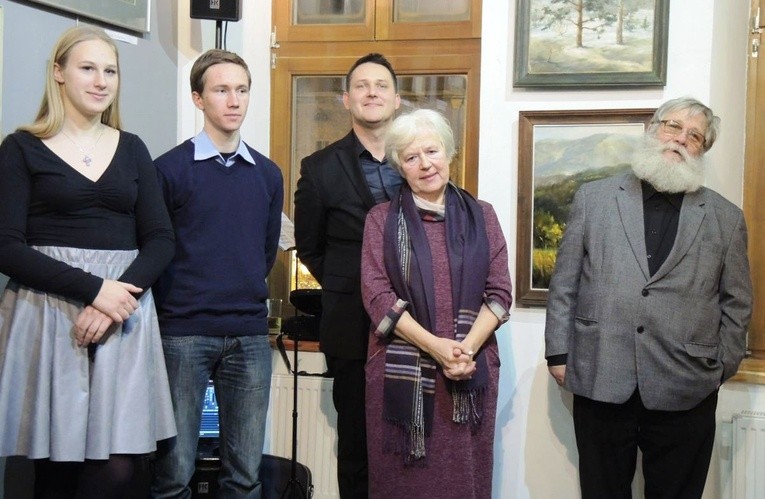 Seniorzy artystycznej rodziny - Urszula Miącz-Sobieraj i Wacław Sobeiraj z synem Bartłomiejem i wnukami - Małgosią i Piotrem
