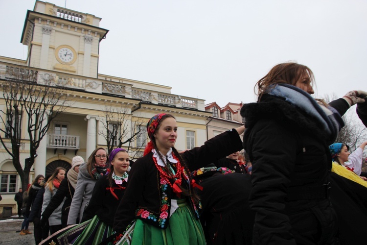 Polonez maturzystów w Łowiczu