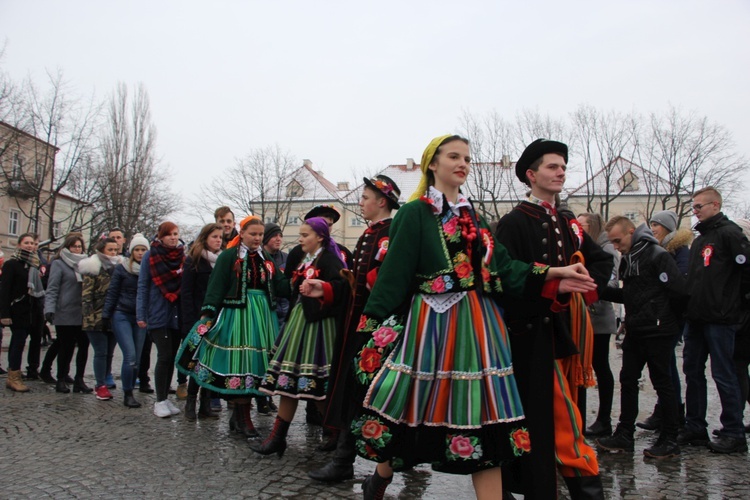 Polonez maturzystów w Łowiczu