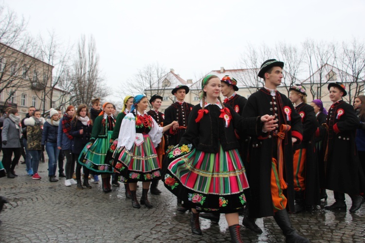 Polonez maturzystów w Łowiczu