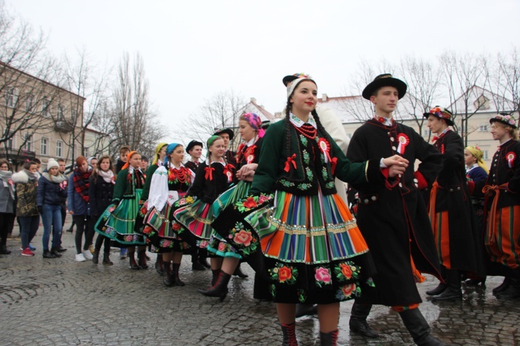 Polonez maturzystów w Łowiczu