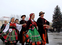 Maturzyści tańczą poloneza na Starym Rynku w Łowiczu