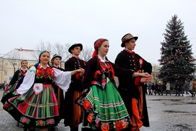 Maturzyści tańczą poloneza na Starym Rynku w Łowiczu