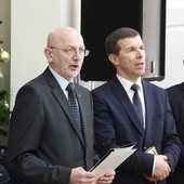 Życzenia wszystkim przybyłym złożył prezes DIAK senator Andrzej Kamiński (pierwszy z lewej)