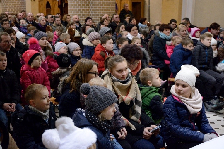 Dzieci kolędujące w Borkach Wielkich