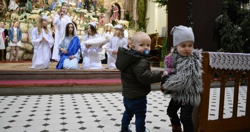 Dzieci kolędujące w Borkach Wielkich