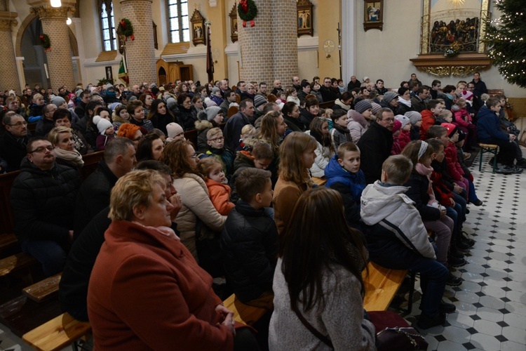 Dzieci kolędujące w Borkach Wielkich