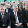 Od lewej: Marian Niemirski, starosta przysuski, Stanisław Karczewski, marszałek Senatu RP, i bp Henryk Tomasik