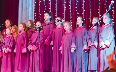 Schola „Dzieci św. Mikołaja” ze Świebodzic na festiwalowej scenie. 