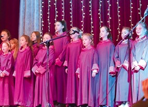 Schola „Dzieci św. Mikołaja” ze Świebodzic na festiwalowej scenie. 