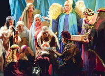 I otworzywszy swe skarby, ofiarowali Mu złoto, kadzidło i mirrę.