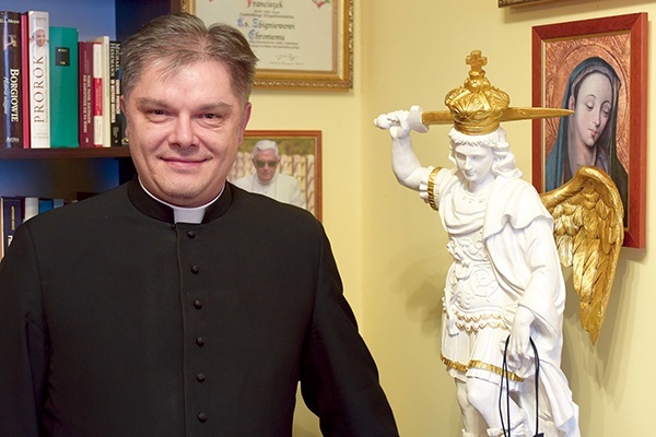 Ks. Zbigniew Chromy w mieszkaniu ma figurę św. Michała Archanioła. To dla niego wzór walki o prawdę.