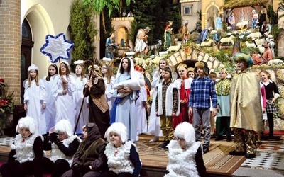 Jasełka „Jesteś Królem” w wykonaniu uczniów szkoły podstawowej w Borkach Wielkich. 