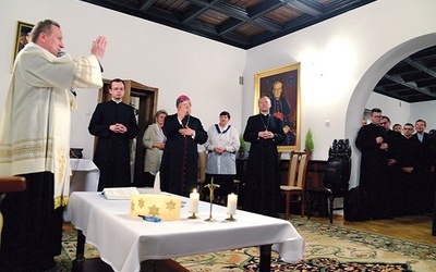 ▲	Wspólną modlitwę w domu ordynariusza poprowadził ks. Mirosław Nowak.