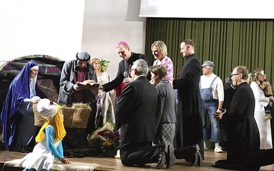 ▲	Podczas jasełek dary Dzieciątku przynieśli też bp Turzyński, moderatorzy diecezjalni i para diecezjalna.