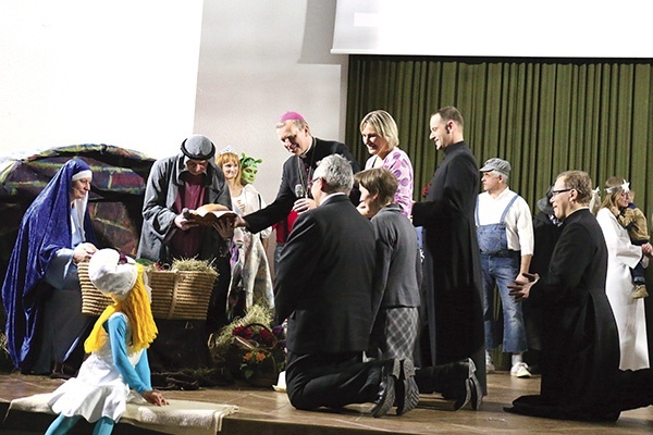 ▲	Podczas jasełek dary Dzieciątku przynieśli też bp Turzyński, moderatorzy diecezjalni i para diecezjalna.