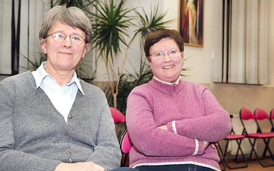 Maria (z lewej) i Elżbieta Łastowskie, uśmiechnięte studentki z fotografii ze spotkania z bp. Wilhelmem Plutą.