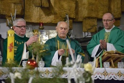 Eucharystii przewodniczył ks. Tadeusz Czyż, z lewej - ks. Marek Janas, z prawej - o. Rajmund Guzik OCist, proboszcz z Wąchocka