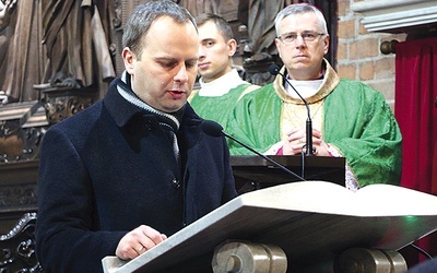 ▲	Wojewoda dolnośląski Paweł Hreniak odczytuje modlitwę wiernych w katedrze.