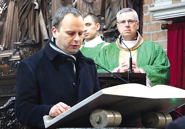 ▲	Wojewoda dolnośląski Paweł Hreniak odczytuje modlitwę wiernych w katedrze.