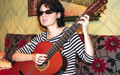 Kasia ze swoją gitarą często wyrusza do szkolnych klas.