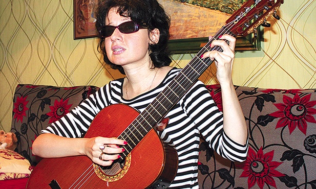 Kasia ze swoją gitarą często wyrusza do szkolnych klas.